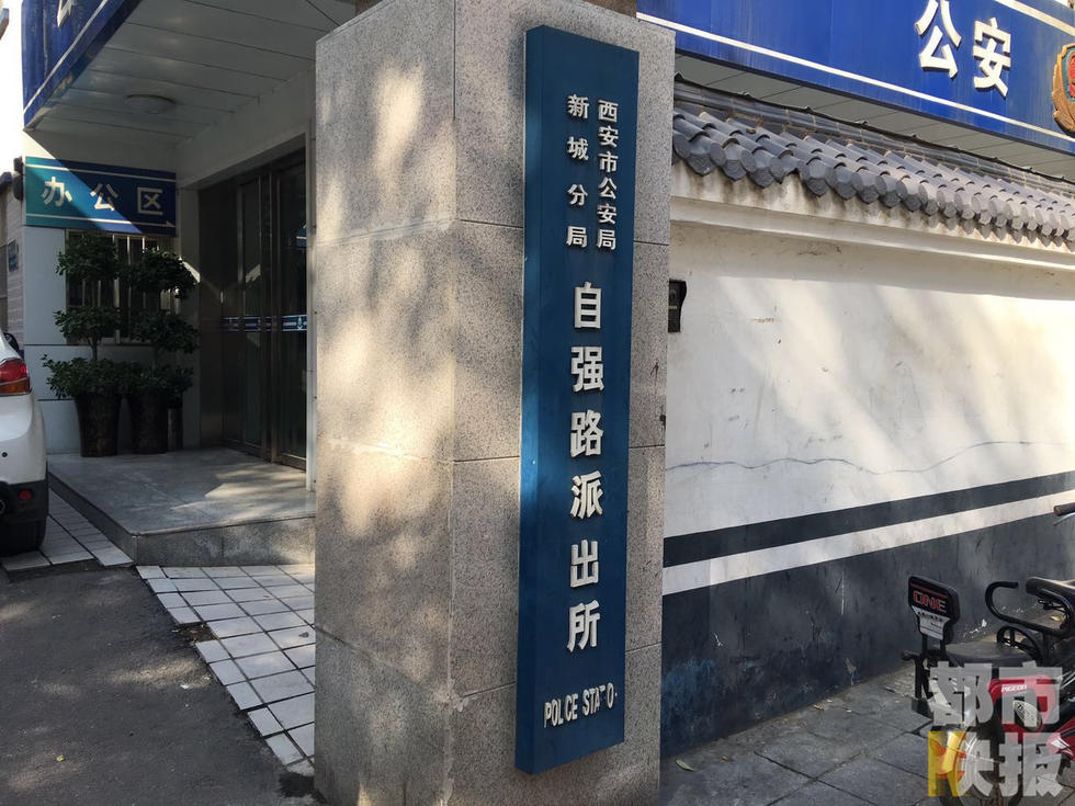 经过分局信息港查询，发现这个李某曾经有盗窃嫌疑，随后，民警在他的包里又搜出来了几包白色晶体。