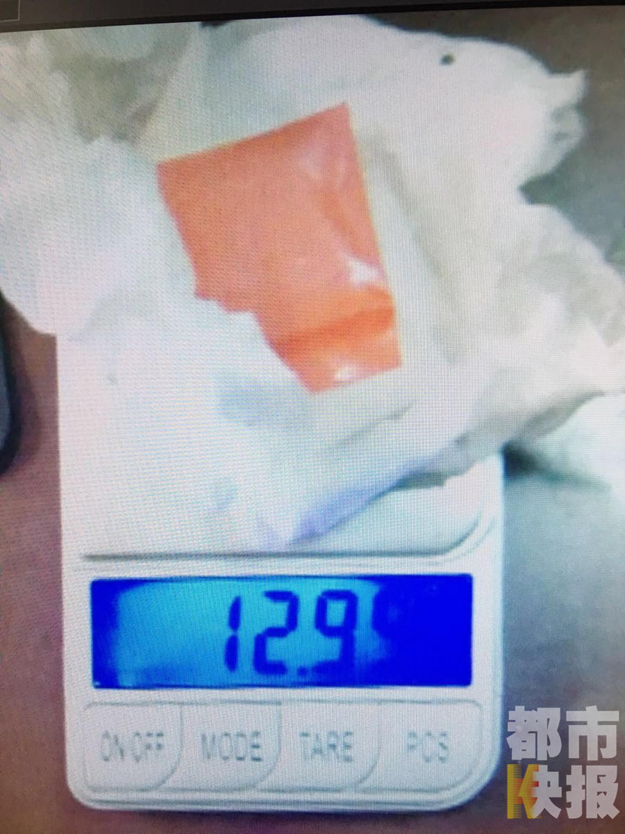 随后李某被带进审讯室，然而他疑似毒瘾又犯了。