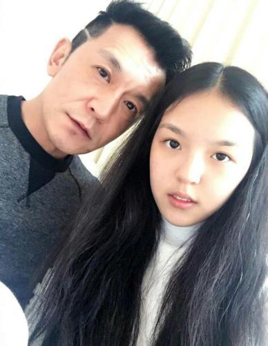 李咏女儿近照曝光 潘长江调侃:这女孩儿真俊