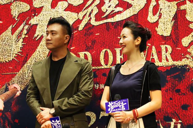 胡军现身赵文卓新片首映 一件军绿色大衣彰显男人的帅气