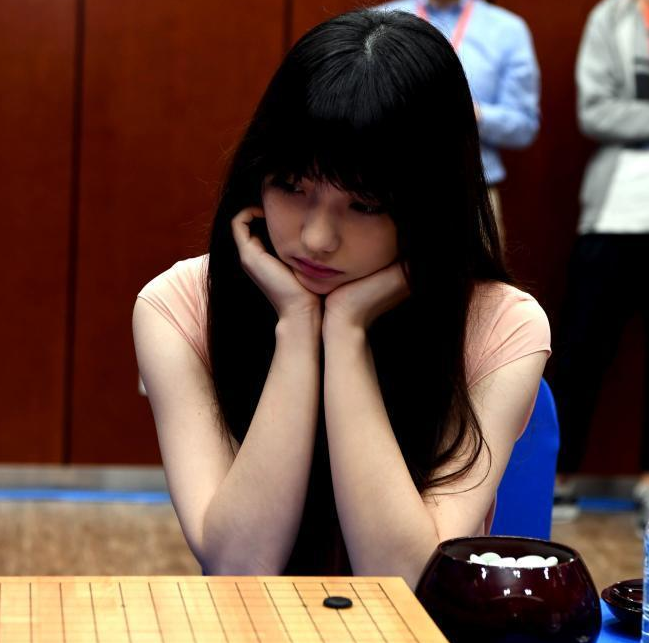 "围棋界第一美女"黑嘉嘉参加人机团体配对赛