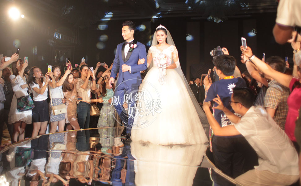 秦凯何姿婚礼内场图曝光 鲜花满地十分浪漫温馨