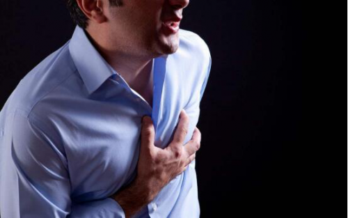 乳房是女性美的标签,体现了女人的曲线之美,但同时它也是最柔弱的地方。很容易受到疾病的侵袭。很多女性只重视了乳房的魅力、性感,却忽视了它的健康。其实,美丽和健康是相等的,当它发生“紧急信号”时,很多女性都无动于衷,比如:乳房疼痛。对此,欧诗韵专家表示:乳房疼痛很可能是乳腺疾病的征兆,因此,女性朋友且不可忽视。 是什么原因让乳房疼痛呢? 经前乳房胀痛:大约有80%的女性会在月经前期有乳房胀痛或不适感,这属于是生理现象。大多数女性选择忍受,也有少数敏感者在乳房受轻微震动或碰撞时即感到胀痛难忍,甚至不敢走路、着衣,这主要是由于月经前1~2周雌激素水平增高,乳腺增生,细胞增大,乳腺间组织水肿而引起的。 QQ截图20170904161745.jpg 乳痛症:这种病症很常见,其特点是只有乳房疼痛而无肿块,胀痛剧烈持久,如针刺样或刀割样,有的呈隐痛,疼痛部位不定,双侧轻重不等,可放射到腋下、肩背及上肢,严重者不敢着衣、不敢走路影响正常工作。检测时,可见乳房上方有肥厚感或颗粒状,可有轻微压痛,但无肿块。更年期妇女亦可能有难忍的乳痛症,常伴有乳房发热、不适感,这与其体内分泌大量的促性腺激素及植物神经紊乱有关。乳腺增生虽为良性病变,但仍有发生癌变的可能,患有乳腺疾病的人中约有10%的病人有乳头溢液(有淡黄色、乳白色、清水样、血性溢液),血性溢液则癌变的比率比高约23%。 QQ截图20170904161752.jpg 乳腺良性肿瘤:多发生于青春期女性与更年期女性。因为这两个时期激素水平紊乱,其形状坚韧如钢珠,易被推动,没有压痛感,多发于乳房外上限,呈圆形或椭圆形,临床多见1~3cm,生长缓慢。妊娠或哺乳期时可急剧增大,但是纤维瘤的癌变几率很低。 乳腺导管瘤:多发生于乳腺导管上皮的良性乳头状瘤,常见于中老年人。由于激素的改变,乳房的腺体和导管发生退行性改变,导管发育异常,其形状为索状肿块,枣核样,疼痛不明显,偶有溢液,多发性可有癌变几率,被称之为癌前期病变,必须高度重视。 乳腺癌:前期80%的女性无任何症状,不痛不痒,晚期会有剧痛的感觉。 症状:①无痛性肿块,质地硬、凹凸不平; ②自行溢液(血样或棕色); ③皮肤酒窝状凹陷; ④乳腺橘皮状的淋巴水肿; ⑤局部淋巴结肿大,特别是同侧腋窝淋巴肿大。 欧诗韵专家忠告:及时正规治疗是关键!在规范的治疗下,乳腺增生病是完全可以治疗的。其癌变的发生是可以阻止的。所以说,得了乳腺疾病的女性朋友们,一定要尽早发现,尽早治疗,远离乳腺癌变! 欧诗韵——您终身的乳腺健康管家!