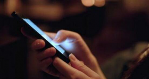 摸黑玩手机危害大,赶紧补充叶黄素为眼睛减减压!