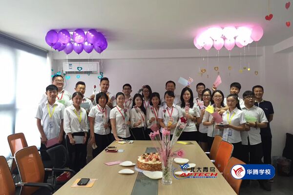 北大青鸟华腾校区:片片贺卡心,浓浓师生意