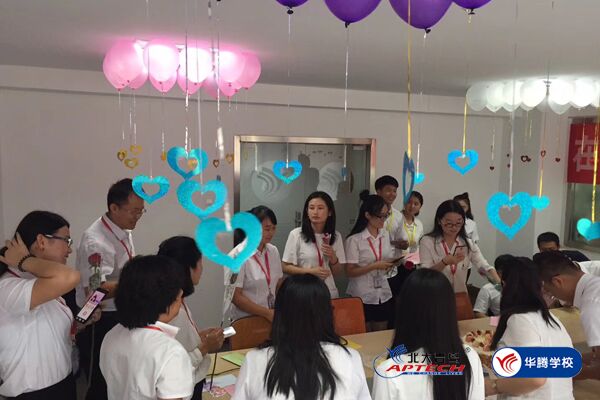 北大青鸟华腾校区:片片贺卡心,浓浓师生意