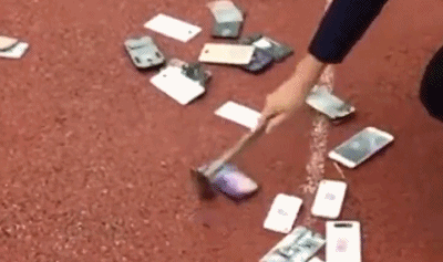 河南一中学销毁学生手机 被扔进水桶用锤子砸烂