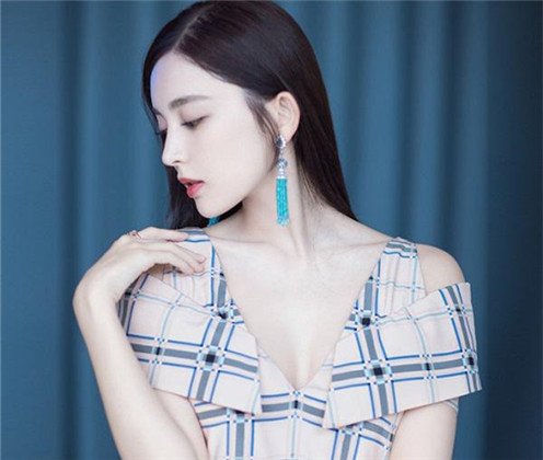 古力娜扎佩戴萧邦珠宝优雅亮相爱奇艺尖叫之夜 尽显秀美气质