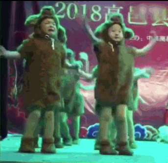 5岁萌娃边哭边演出 然而一点也没影响动作