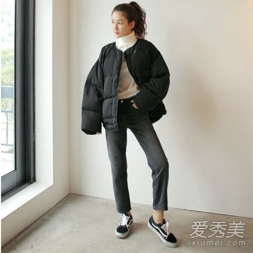 短款面包服配什么裤子好看?短款面包服 直筒牛仔裤高矮胖瘦都能穿