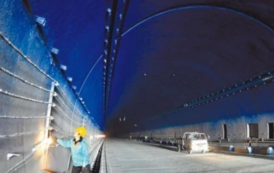 下一页 图为青岛胶州湾海底隧道进行电力检修.(来源:中时电子报)