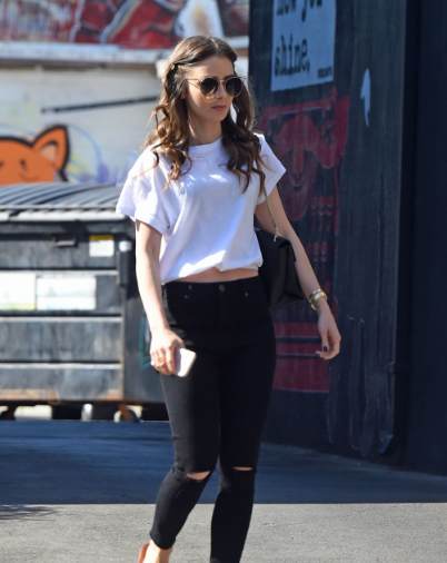 丽莉·柯林斯 (lily collins) 好莱坞街拍 白色t恤搭配黑色牛仔裤干净