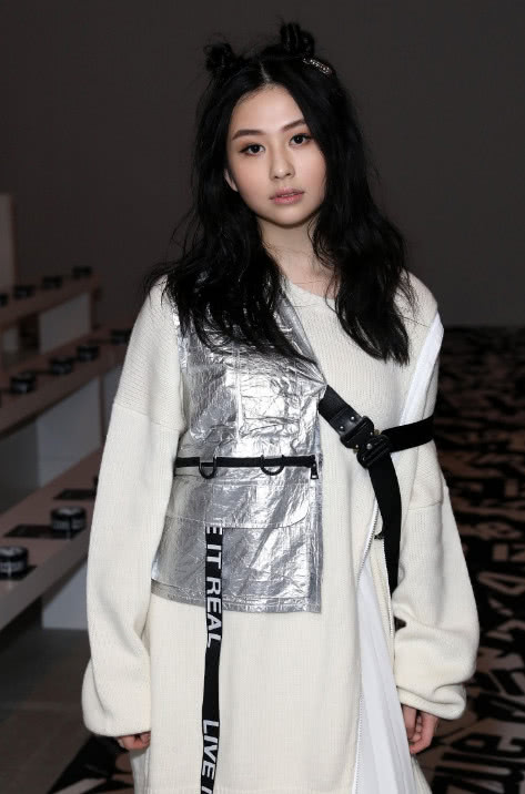邱淑贞之女沈月征战伦敦时装周 完美继承老妈样貌