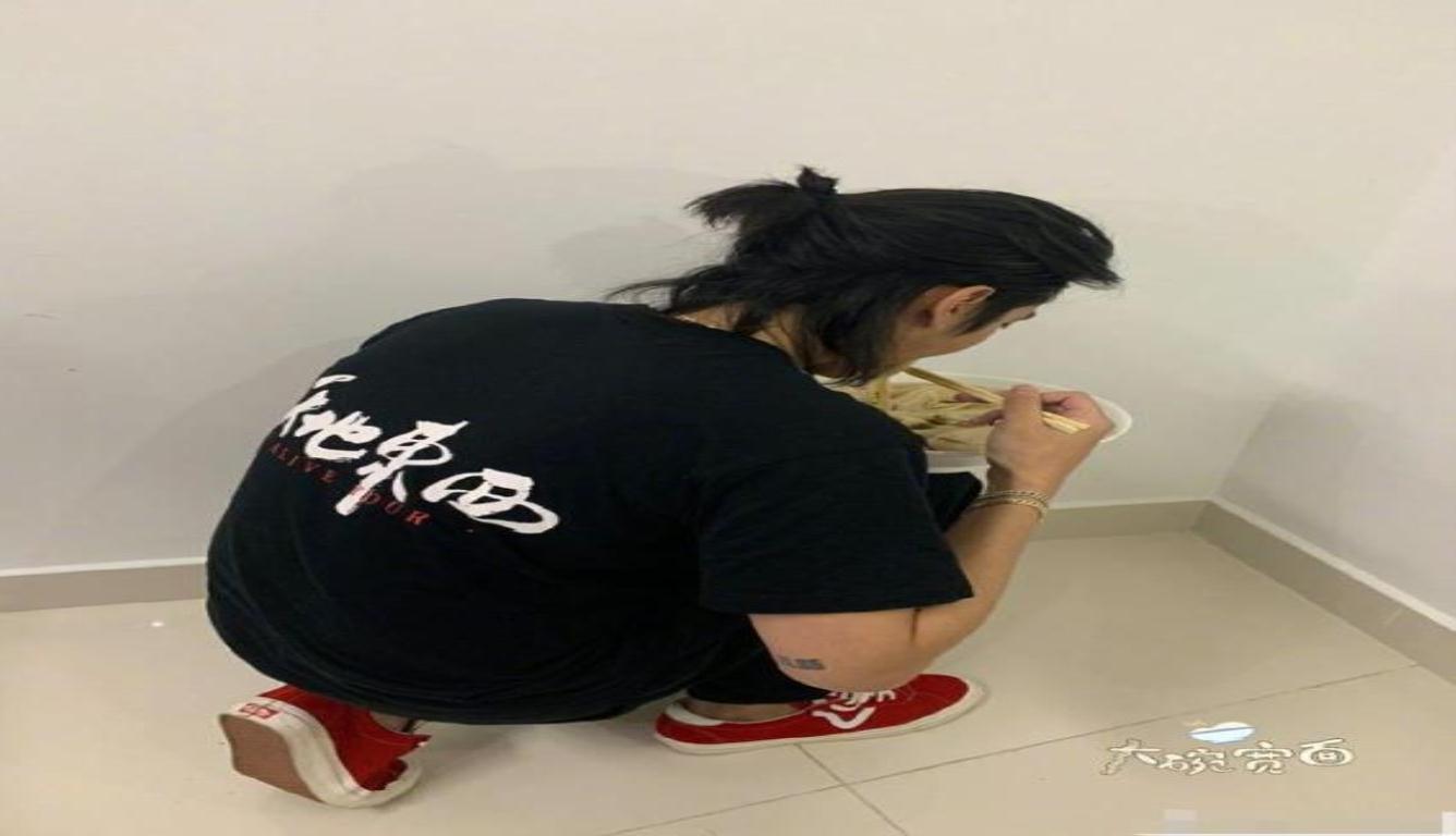 吴亦凡蹲墙角吃面 称也算有一面之交了