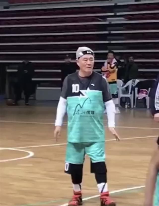 赵本山戴发带打篮球 身手敏捷