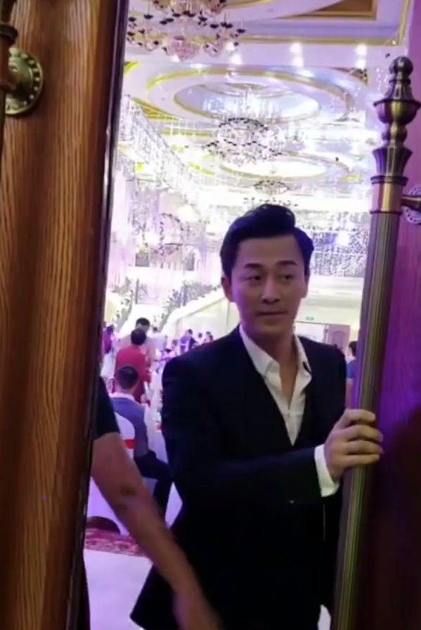 正文 近日,有网友晒出偶遇林峯携娇妻参加宴会的照片,张馨月盛装出席