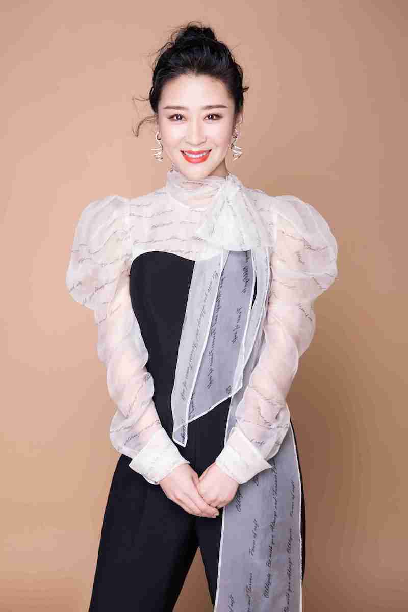 演员苗圃佩戴谢瑞麟珠宝灵动演绎微甜女王范