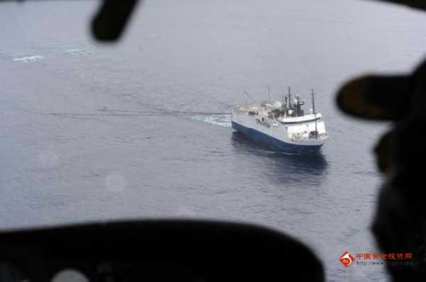 中国海监船南海 对峙菲律宾军舰
