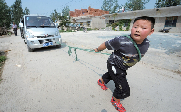 凤阳7岁大力士拖走载8人面包车 7岁娃杨金龙希