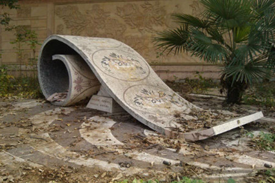 南京千万元狗墓系误解 官方称天价狗墓乃雕像已搬走