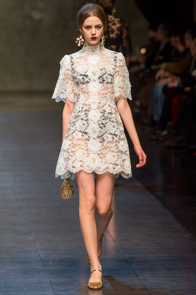 服装 正文 当地时间2月24日,dolce & gabbana(杜嘉班纳)于米兰时装周