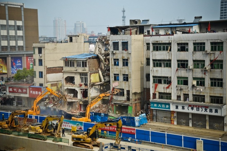 江西省南昌市北京東路與上海北路交叉口,政府因暴力強拆與市民發生