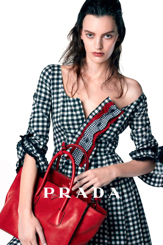prada最新推出的2013早秋广告硬照,延续春天的妩媚,把gingham设计成一