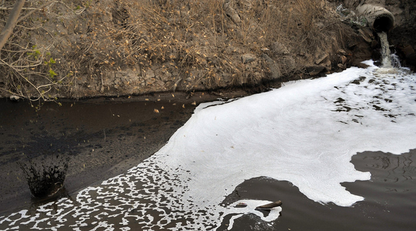 宁夏药厂排污水污染十年未解决 居民半夜被臭醒