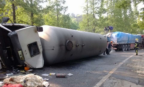 永嘉桥下发生液化气槽罐车与大货车相撞事故