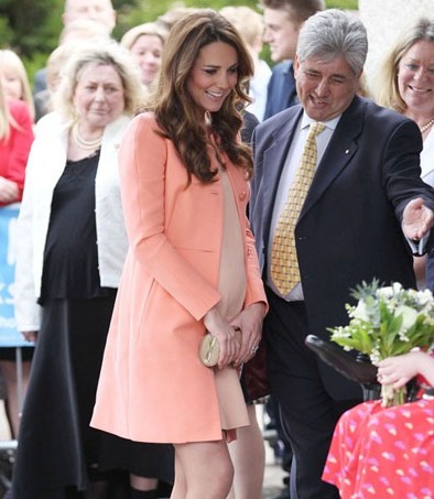 英国凯特王妃孕味渐显 穿着设计优雅时髦孕妇装亮相