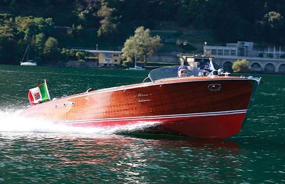 该游艇由上等的木材所打造,使它成为一部最优秀的老式木质游艇