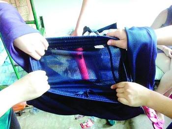 半透明校服惹争议 一件合适的校服就那么难?