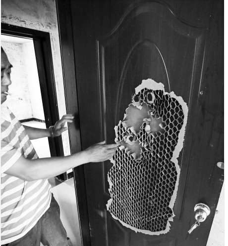 郑州安置房被指豆腐渣工程 房门就是一张纸