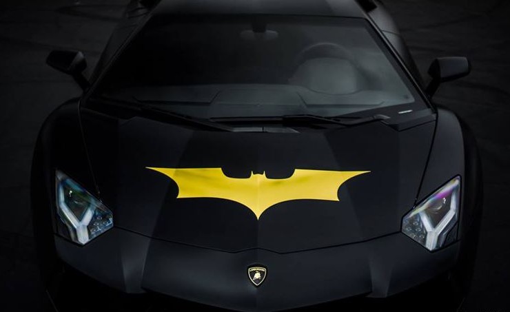 兰博基尼aventador在最新一部的蝙蝠侠《黑暗骑士》中成为世界顶尖高
