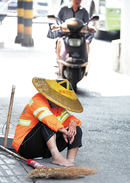 商场门口蹭空调 谁能给环卫工一个休息场所