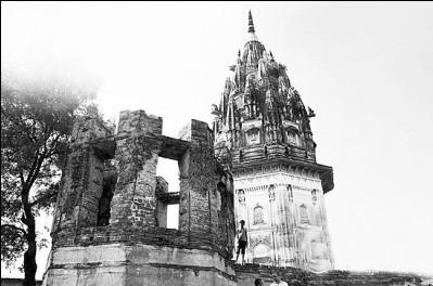 挖掘工程就在这座寺庙旁边展开