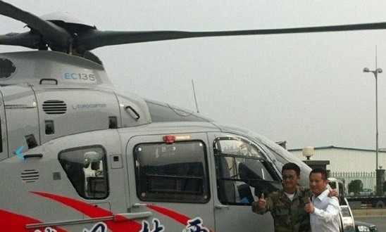 功夫巨星吴京学开私人飞机 25万考直升机驾照