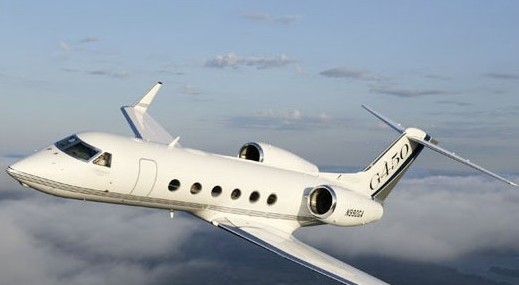 均拥有个人座驾,包括一辆价值约658万-988万的广州牌照的劳斯莱斯幻影