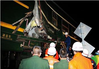 青藏铁路列车相撞两高层被免职 相关人员称是人祸