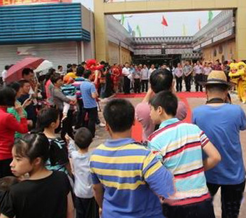 东门端砚玉器城开业首日迎接数千游客