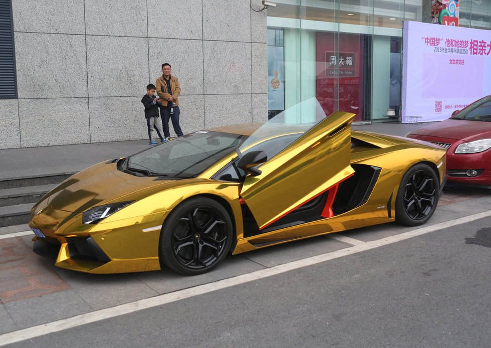 "土豪金"兰博基尼现浙江金华街头