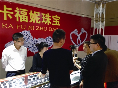温州晚报珠宝直销惠 市民排队“抢”钻戒