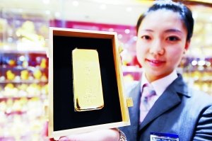 北京菜百首发马年贺岁金条 市民排队争购甲午金条