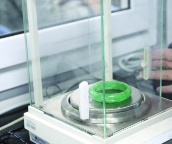 20万元买来满绿翡翠手镯却被鉴定为B货