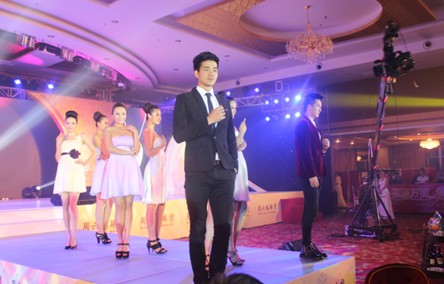 周六福牵手蔡少芬谱新篇章 皇后佩戴豪华钻石亮相签约会