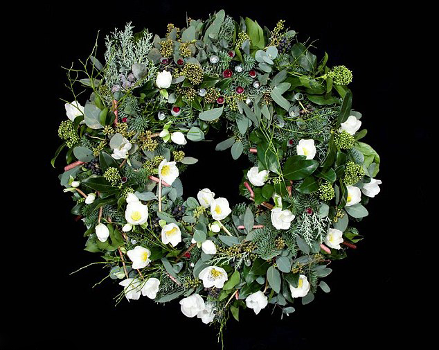 英圣诞花环点缀32颗钻石和16颗红宝石