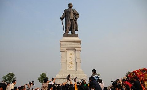 孙中山雕像亮相上海中华艺术宫