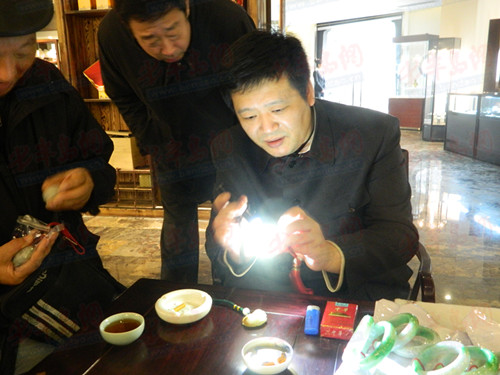 玉器鉴赏专家为市民现场鉴宝