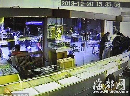 福州4女子掩护女童盗窃 金店被偷走5万元黄金手链