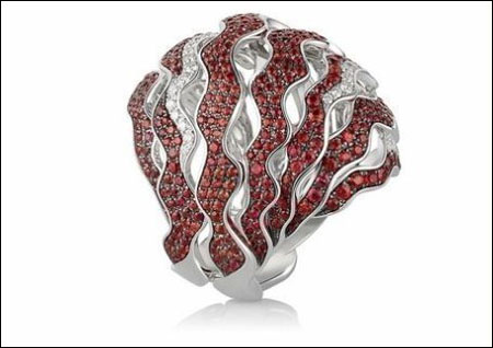 新年红宝石戒指给自己带来好运